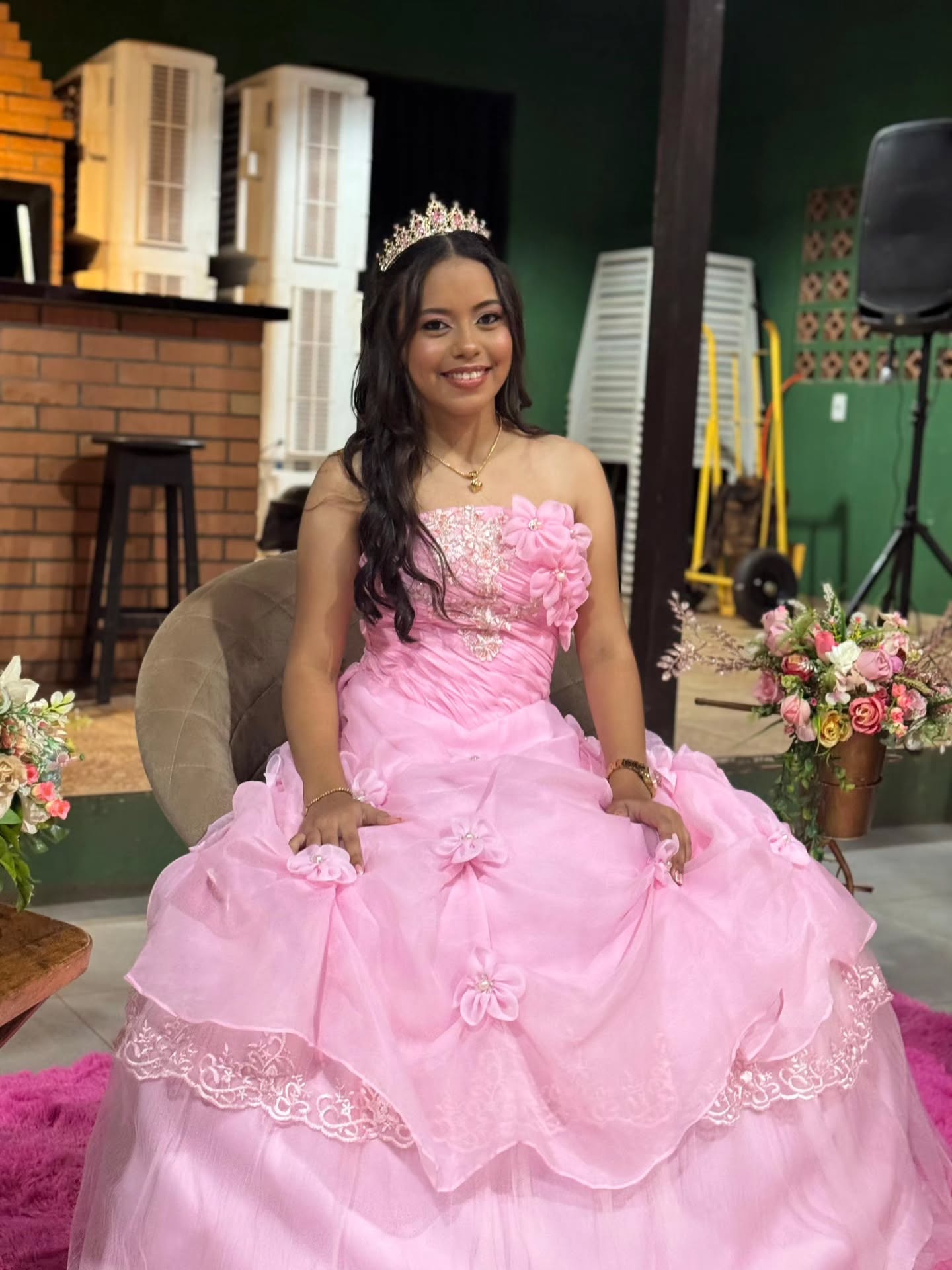 Debutante usando vestido rosa da Cia das Noivas
