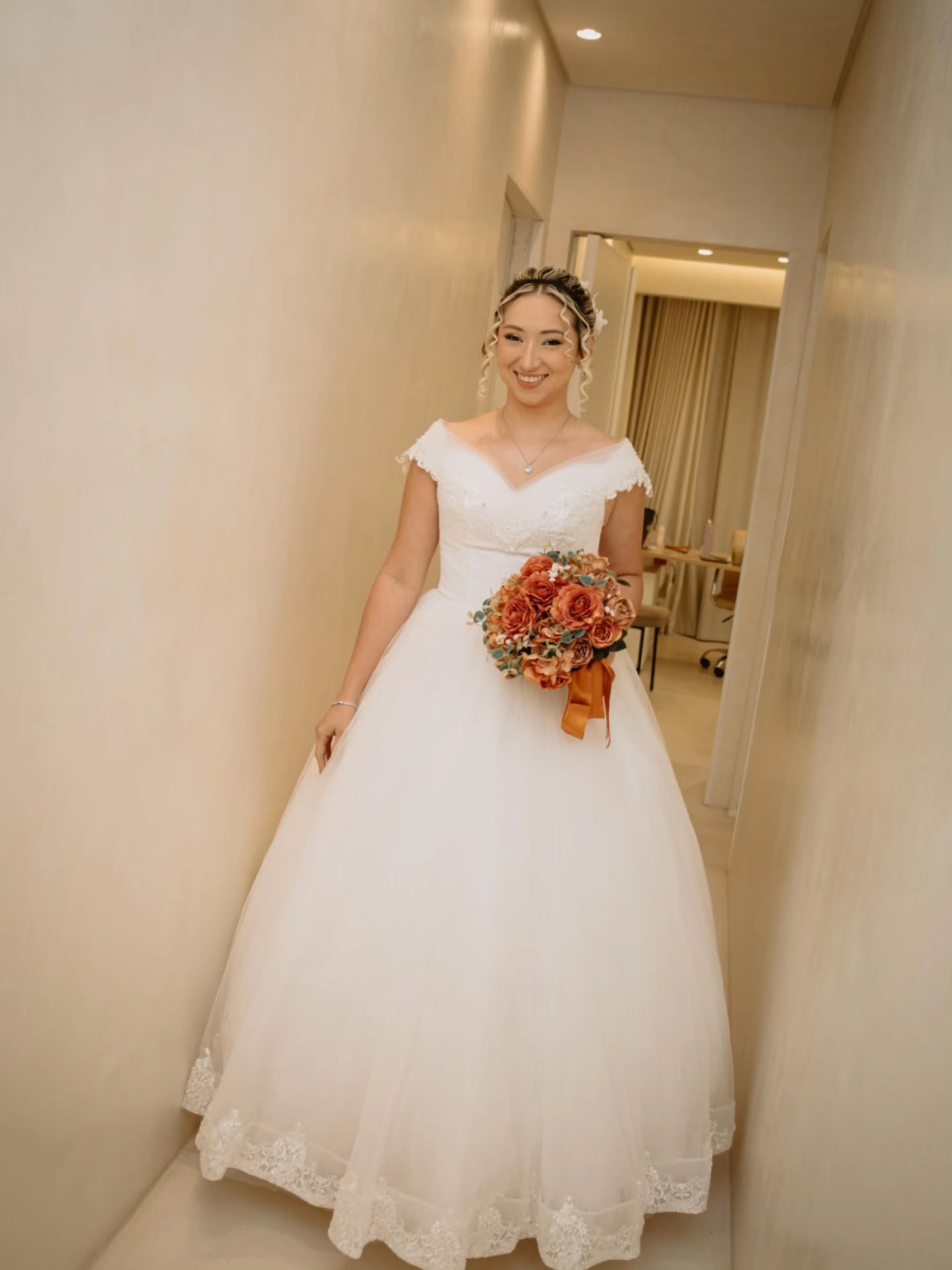 Noiva sorrindo com vestido branco da Cia das Noivas