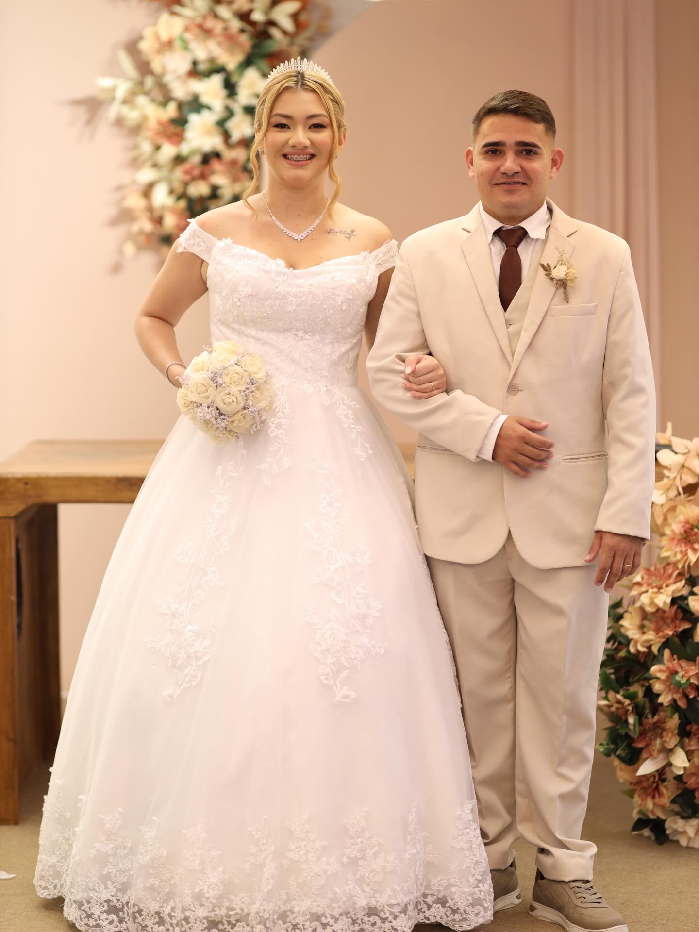 Noiva e noivo em trajes claros