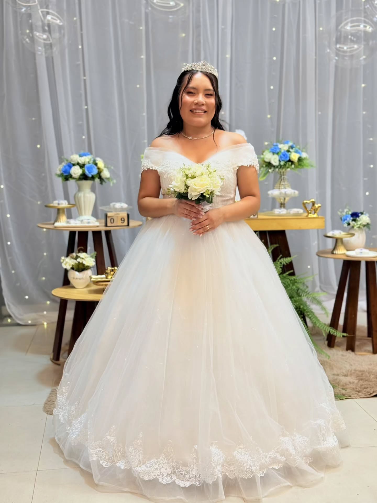 Noiva usando vestido branco em sua celebração