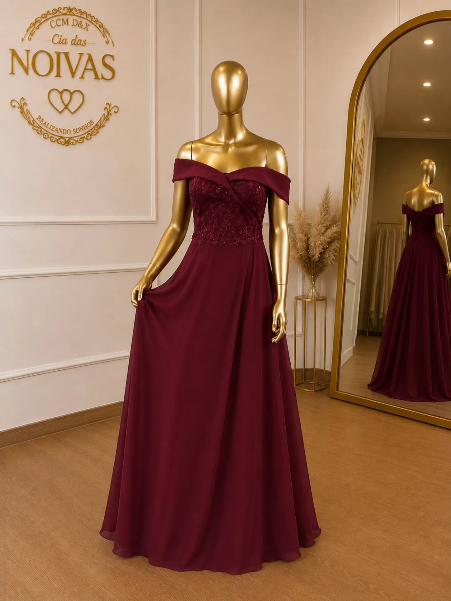 Vestido de festa vinho em exposição na Cia das Noivas